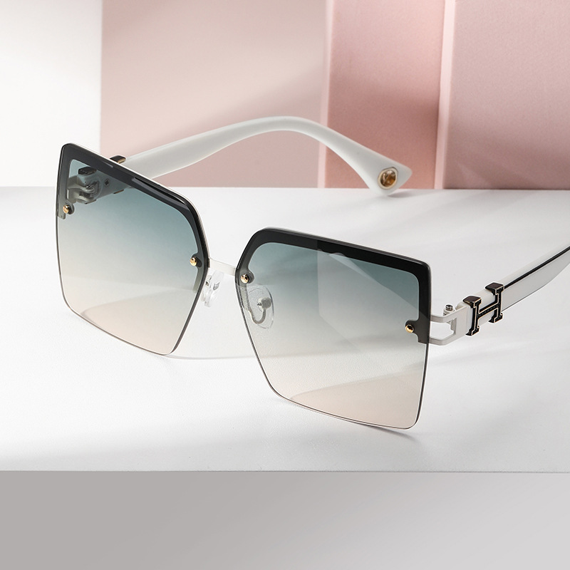 Isikupärastatud kirjadekoratsioon, trendikad stiilsed suure kastiga päikeseprillid, internetikuulsused, autoga päikesevarjud_voghion.com