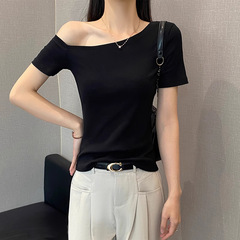 黒い一字の斜め襟の半袖のtシャツの女性の春夏の修身の底のシャツの中で2025新型の大衆はやせている上着を現します。
