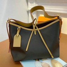 ���logo�����ϻ���ĸ��Carryall�W����Ƥ���ُ�������Ů��