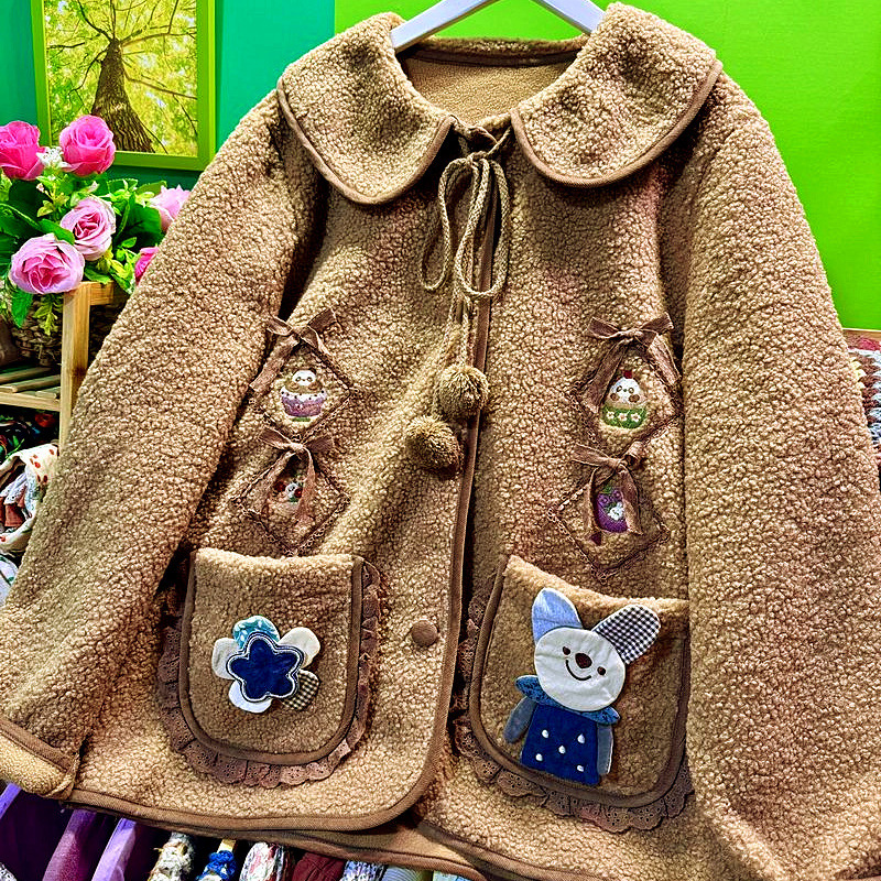 羊羔毛外套/2025宽松大码娃娃领长袖短款口袋绣花女胖MM冬装咖色
