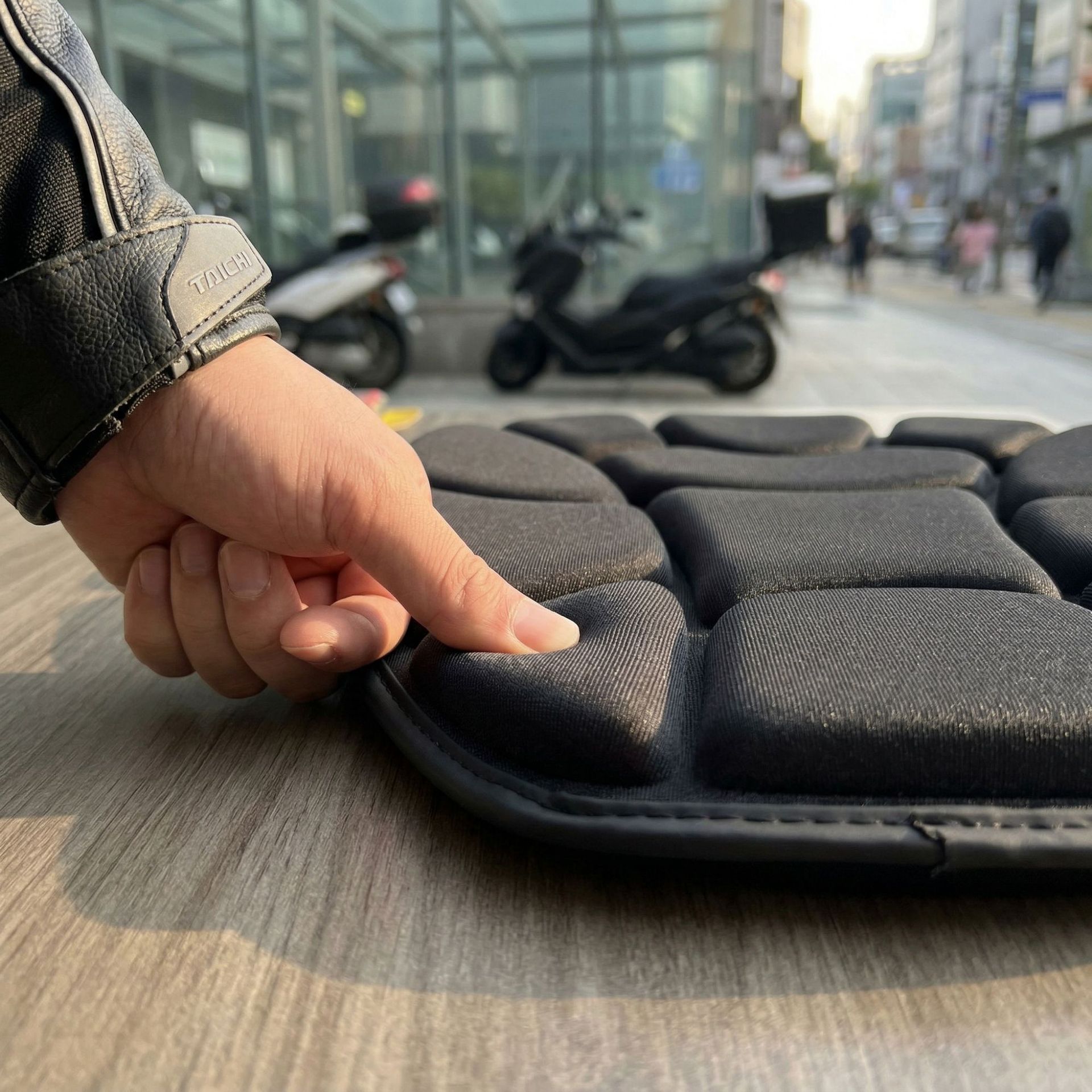 Direct from the manufacturer, sun-proof, thickened airbag cushion, shock-absorbing, universal, comfortable motorcycle seat cushion for modification