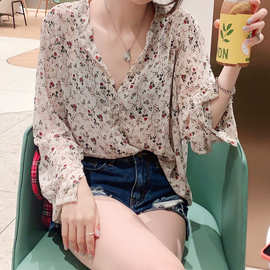 复古很仙的碎花雪纺衫女春季2020新款时尚洋气v领宽松上衣女