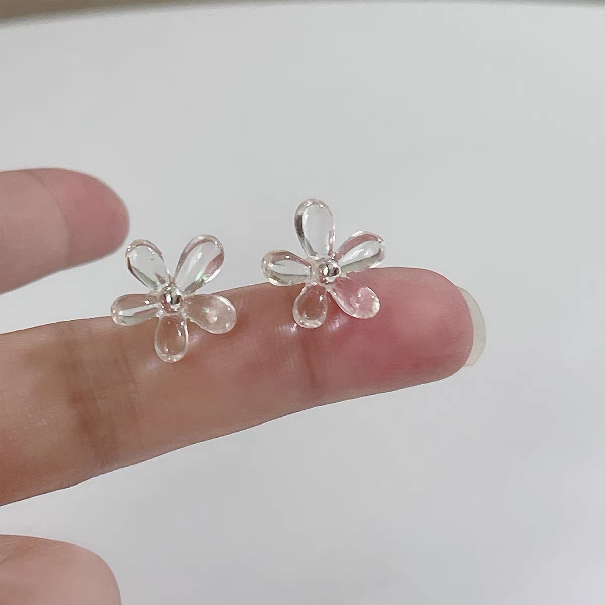 Oversized Sculptural Acrylic Clip-on Earrings Modern European Style_voghion.com