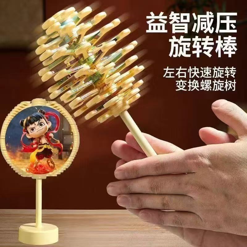 回転京劇の顔の譜の震える音の同じタイプの手はスパイラルの木のロリポップのABSの材質を揺らします。