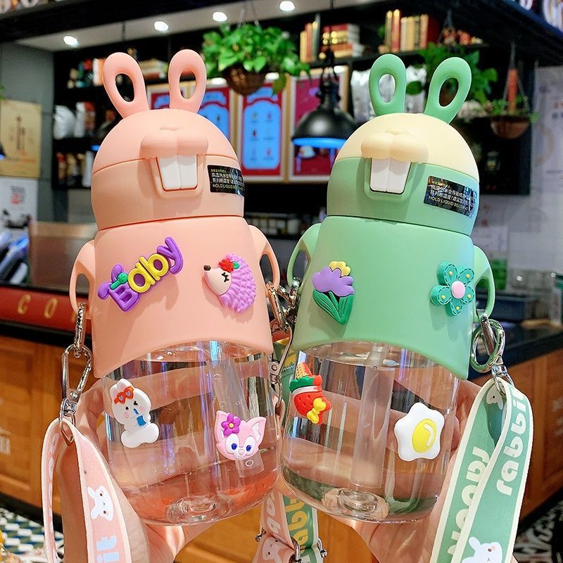 大容量儿童水壶龅牙可爱兔子弹盖带吸管塑料杯宝宝便携斜跨杯厂家