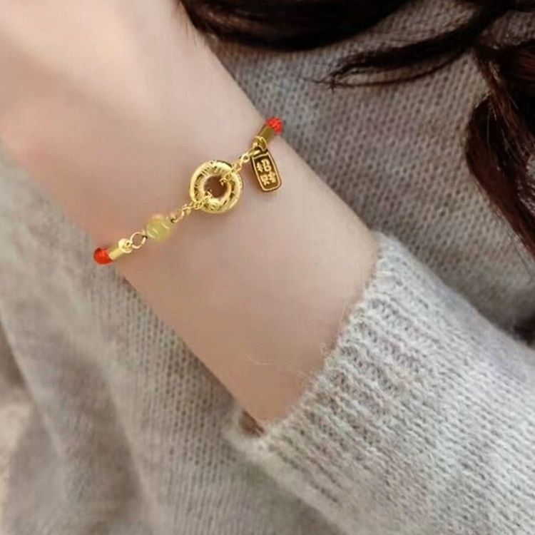 Pulsera de Acero de Titanio con Moneda de Cobre, Estilo Nuevo, Lujo Ligero, Hilo Rojo de la Fortuna, para Mujer, Pulsera Festiva Simple con Moneda Dorada.