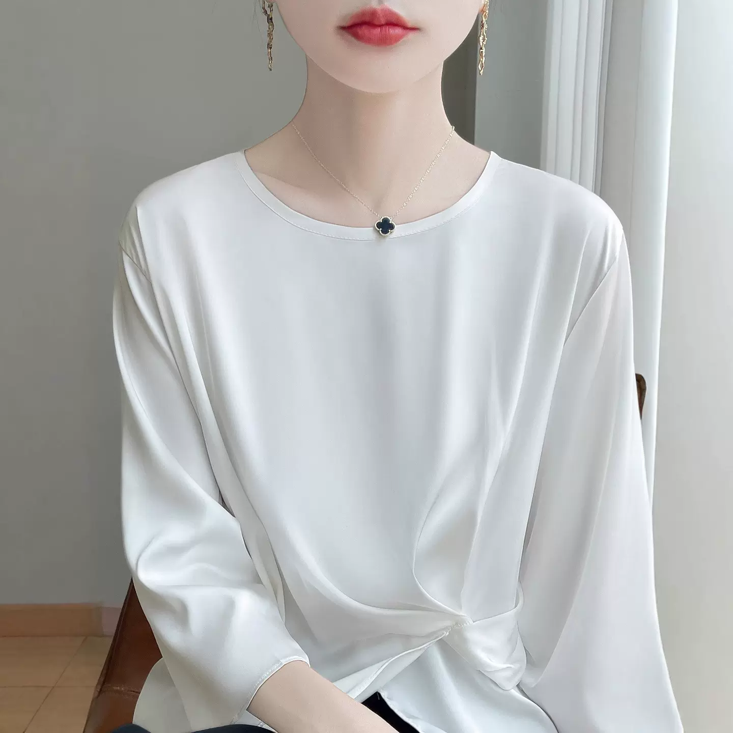 轻奢简约缎面百搭圆领T恤女夏轻柔感时尚褶皱扭花优雅七分袖上衣