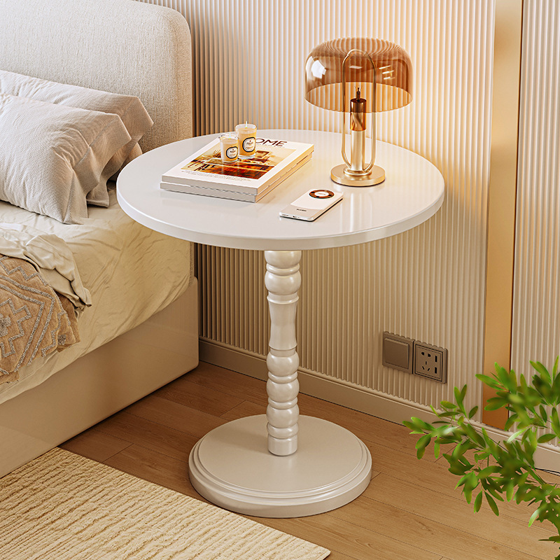 Mesa lateral pequeña de la cabecera de la cama de estilo crema, dormitorio, mesa de centro pequeña para el hogar, estante de hierro simple, balcón creativo, mesa redonda pequeña