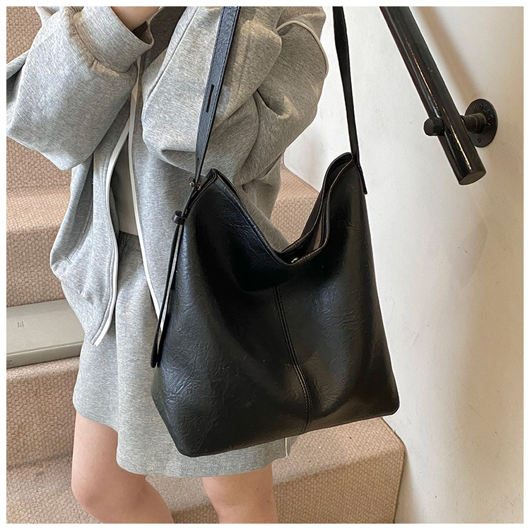 Korean style, retro, large-capacity tote bag for women, new summer 2025, versatile, fashionable, simple and solid color crossbody bag undefined