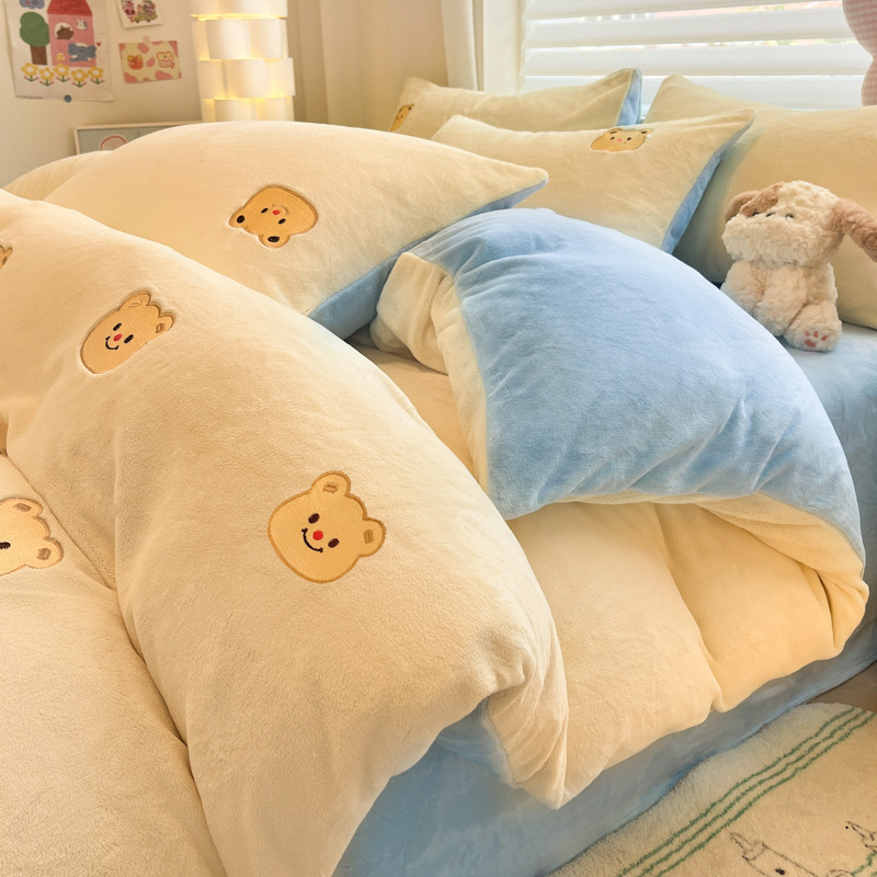 Leche de seda cama de cuatro piezas 2025, nuevo otoño y invierno de seda de coral, sábanas de calentamiento gruesas, colchón de cama de tres piezas