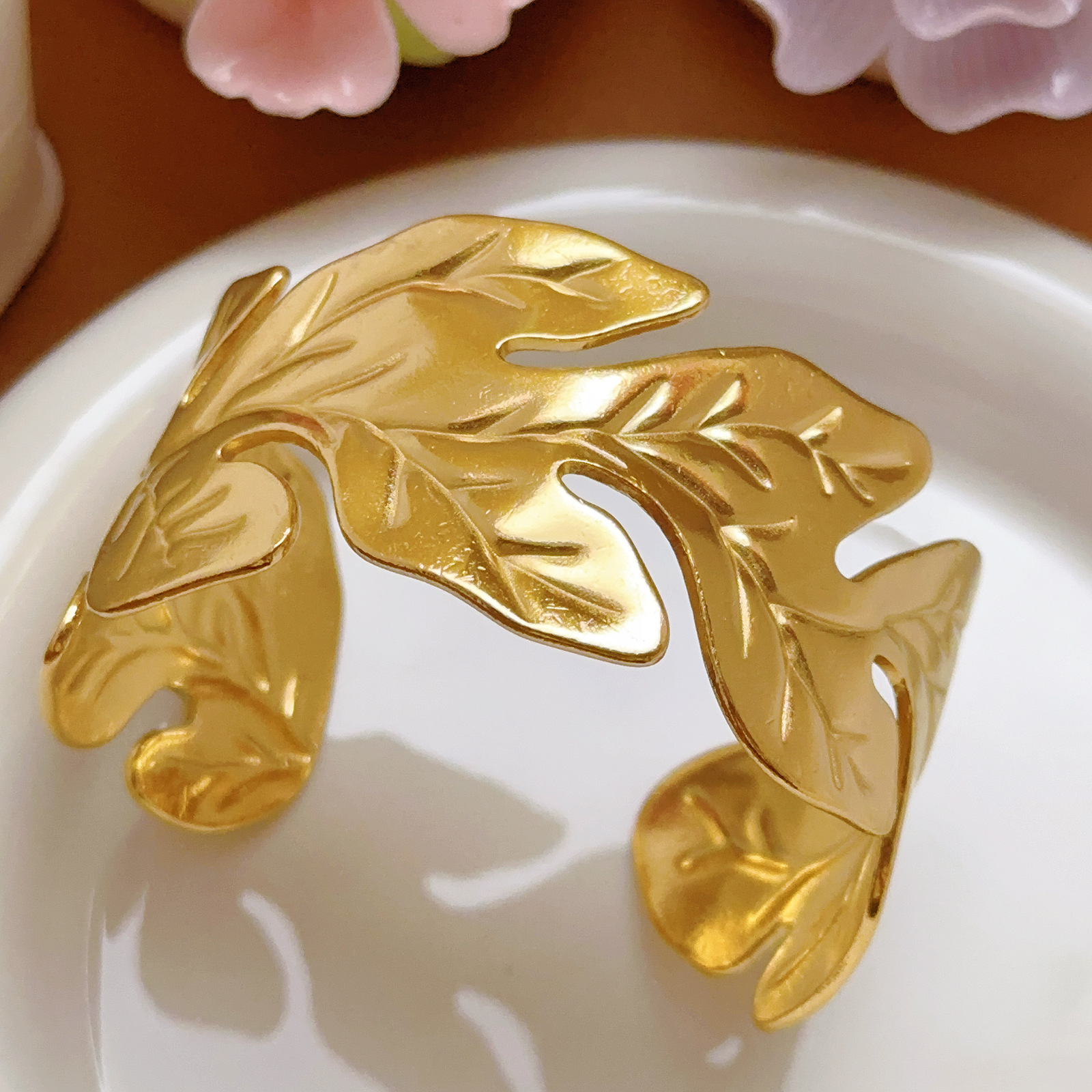 Europa y los Estados Unidos venta transfronteriza de hoja de textura amplia de acero de titanio pulsera abierta puede ajustar la personalidad europea y americana popular no desvanecerse