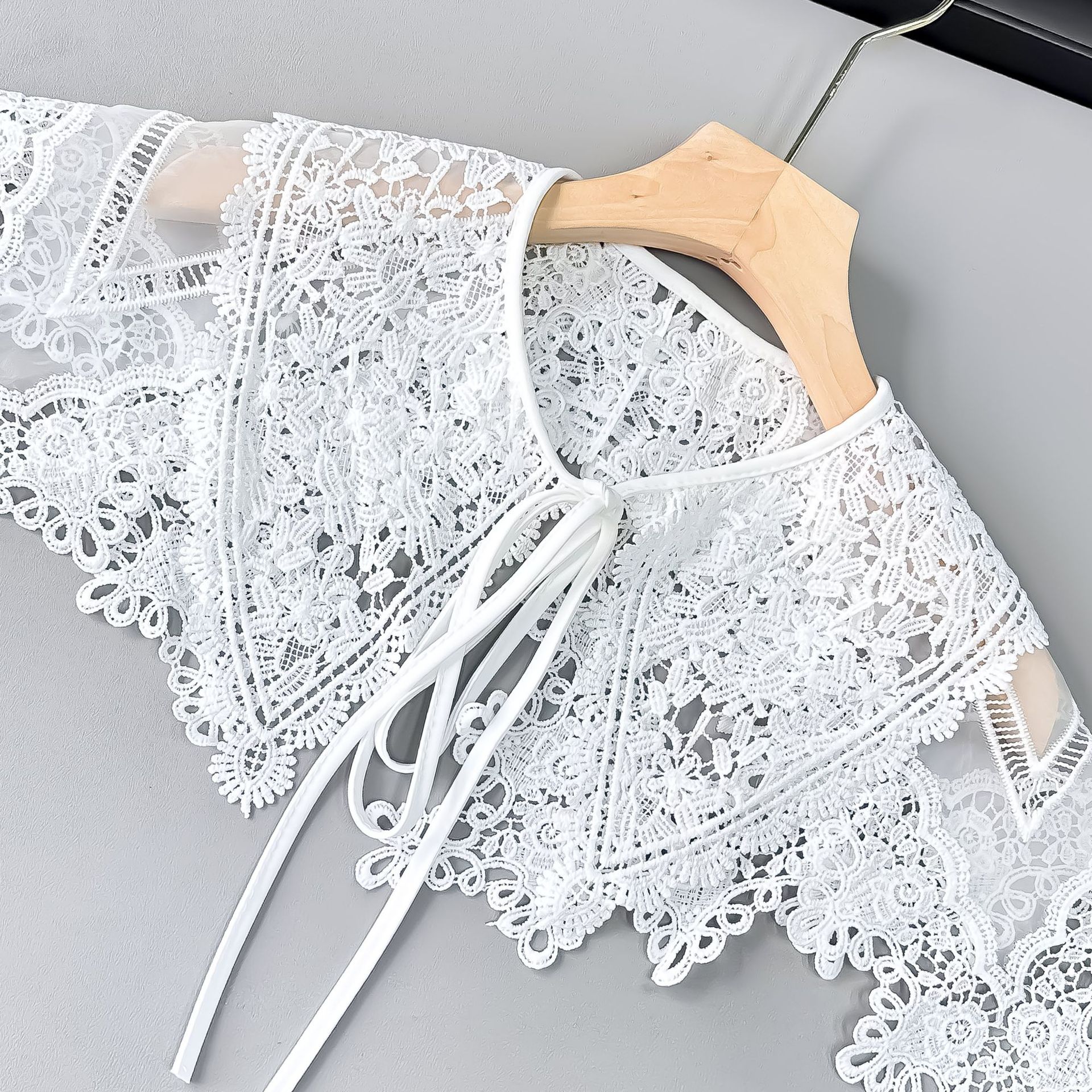 Verano delgado abrigo de encaje protector solar hueco versátil falso cuello vestido de moda de mujer chale