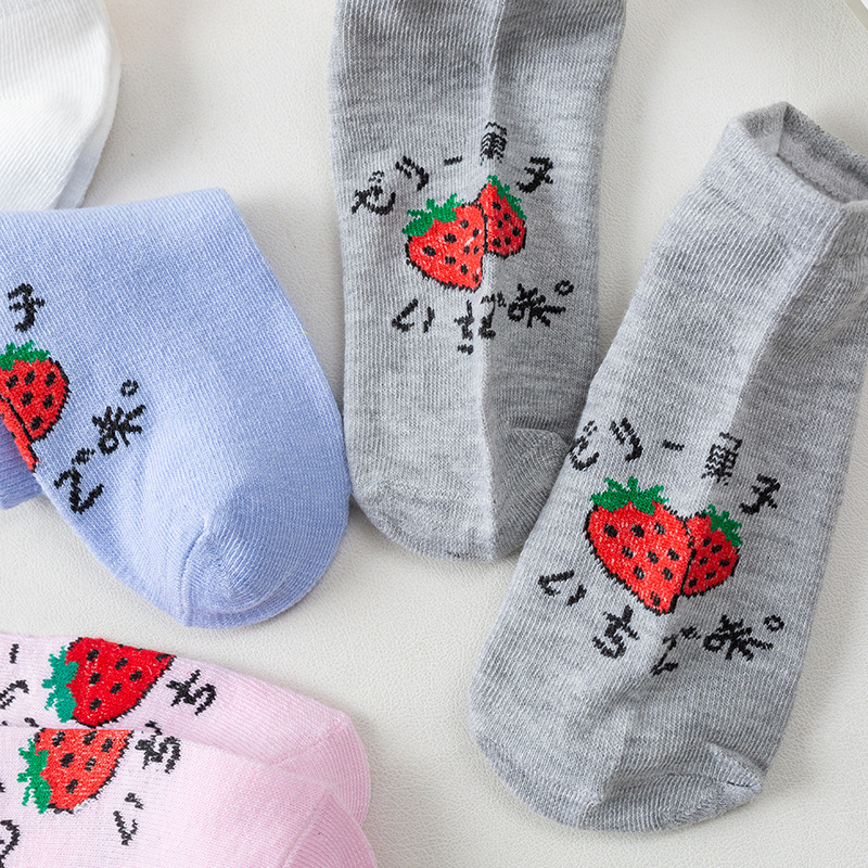 Los calcetines invisibles de corte bajo con patrón de fresa para niñas de estilo japonés de punto son calcetines de algodón suaves transpirables absorbentes de sudor