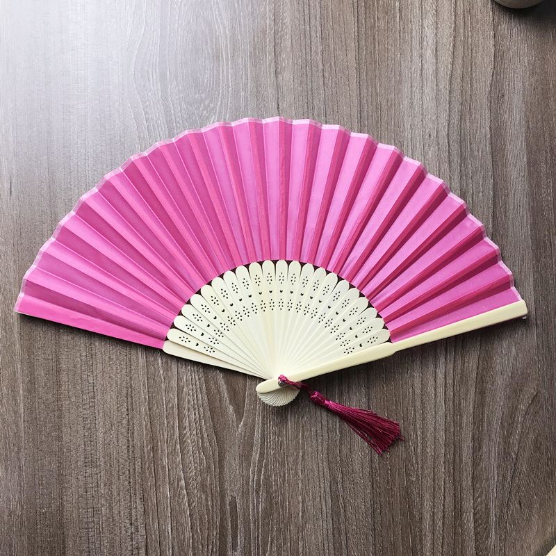 En stock paño llano transfronterizo plegable ventilador de hierro de uñas y borla llanura de la boda plegable ventilador de tela de color caramelo ventilador 15 colores opcionales