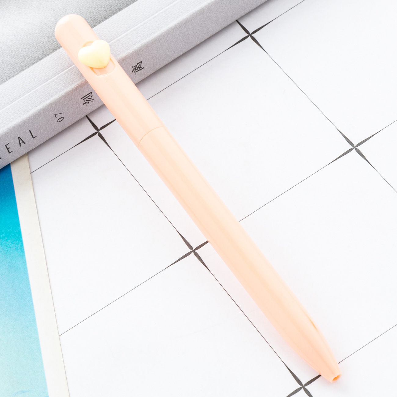 Nuevo bolígrafo de amor giratorio multicolor, papelería de oficina, bolígrafo de plástico para estudiantes, bolígrafo de promoción de regalos publicitarios