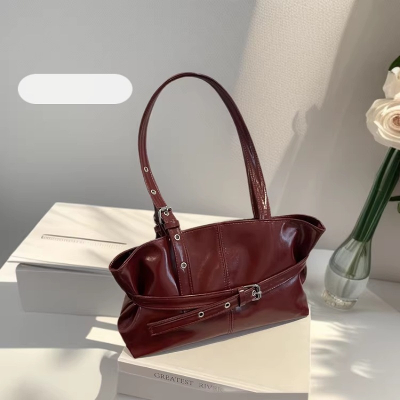 A niche design Korean-style underarm bag, 2026 spring-summer new model, large-capacity versatile commuter tote bag, women's shoulder bag