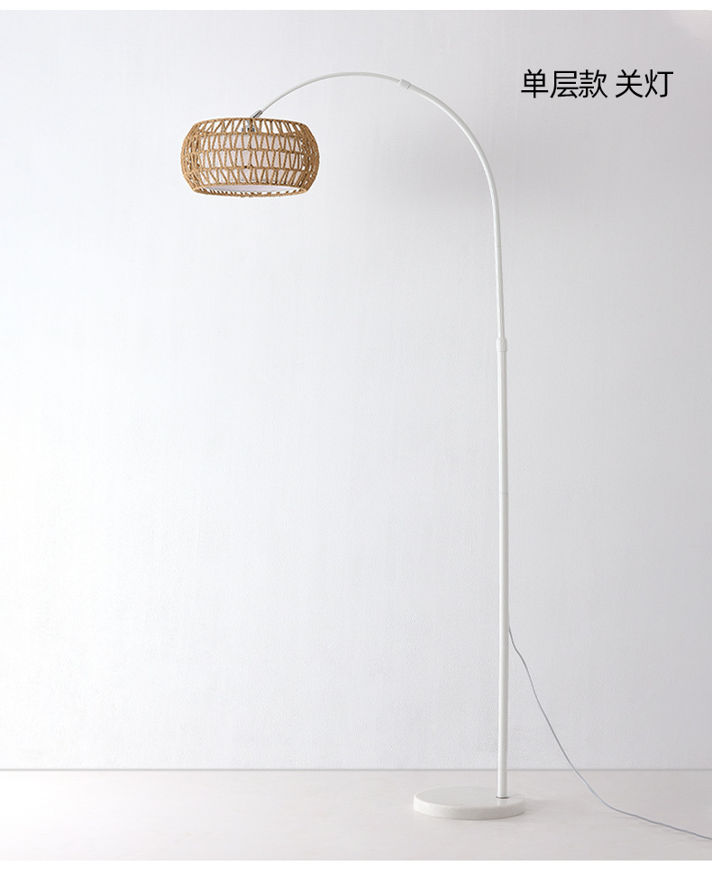 흰색 기둥 + 전구가 없는 곡선형 손으로 짠 로프 갓