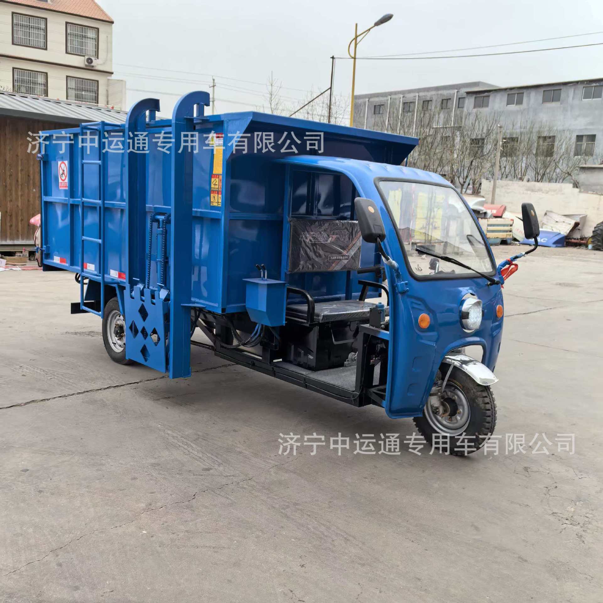Electric garbage collection vehicle, three-wheeled, with mounted bins, self-loading and unloading, for residential property, small-sized compact garbage collection vehicle