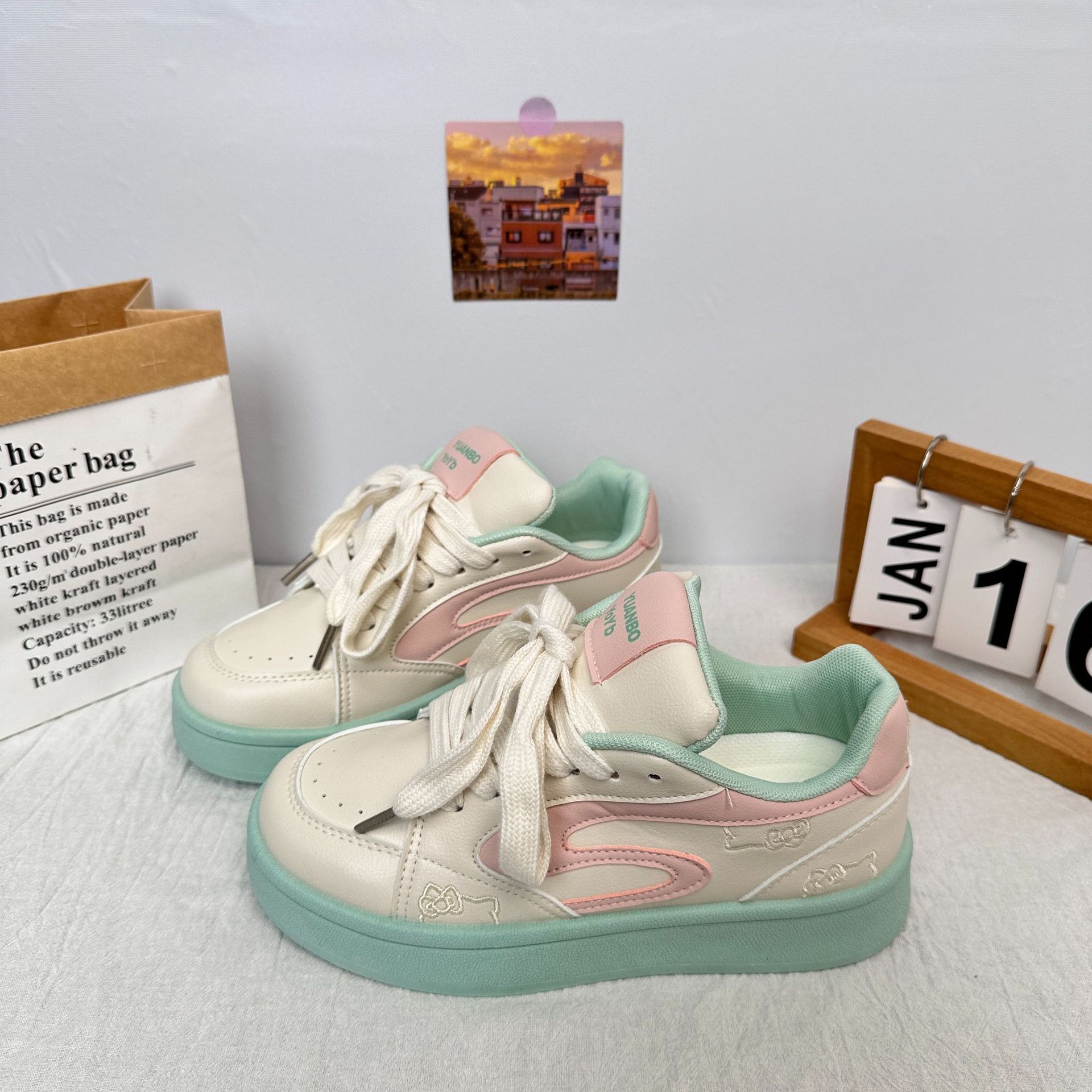 Yuanbo original blanco en polvo costura gato diseño zapatos de pan mujeres retro nicho zapatos de skate zapatos deportivos de suela gruesa en nombre del cabello
