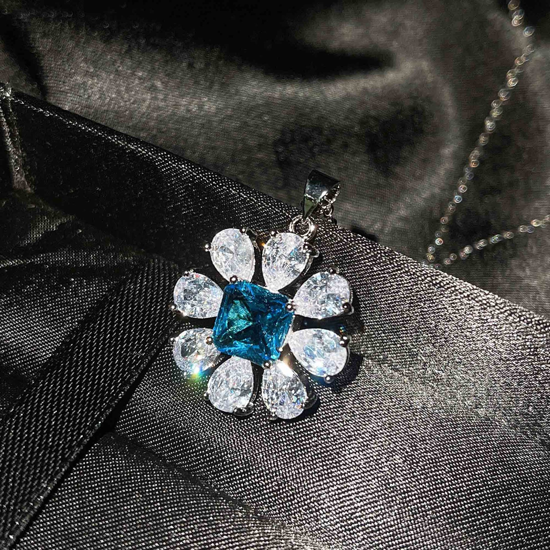 Schmuck Nachahmung Natürlicher Blauer Topas Halskette Diamant Ohrringe Ring Anhänger display picture 9