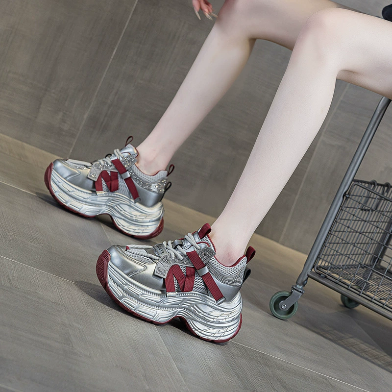 Толстая подошва сети красная мода папочка обувь женский 2025 новый повседневный дикий внутри увеличить легкую и маленькую спортивную обувь