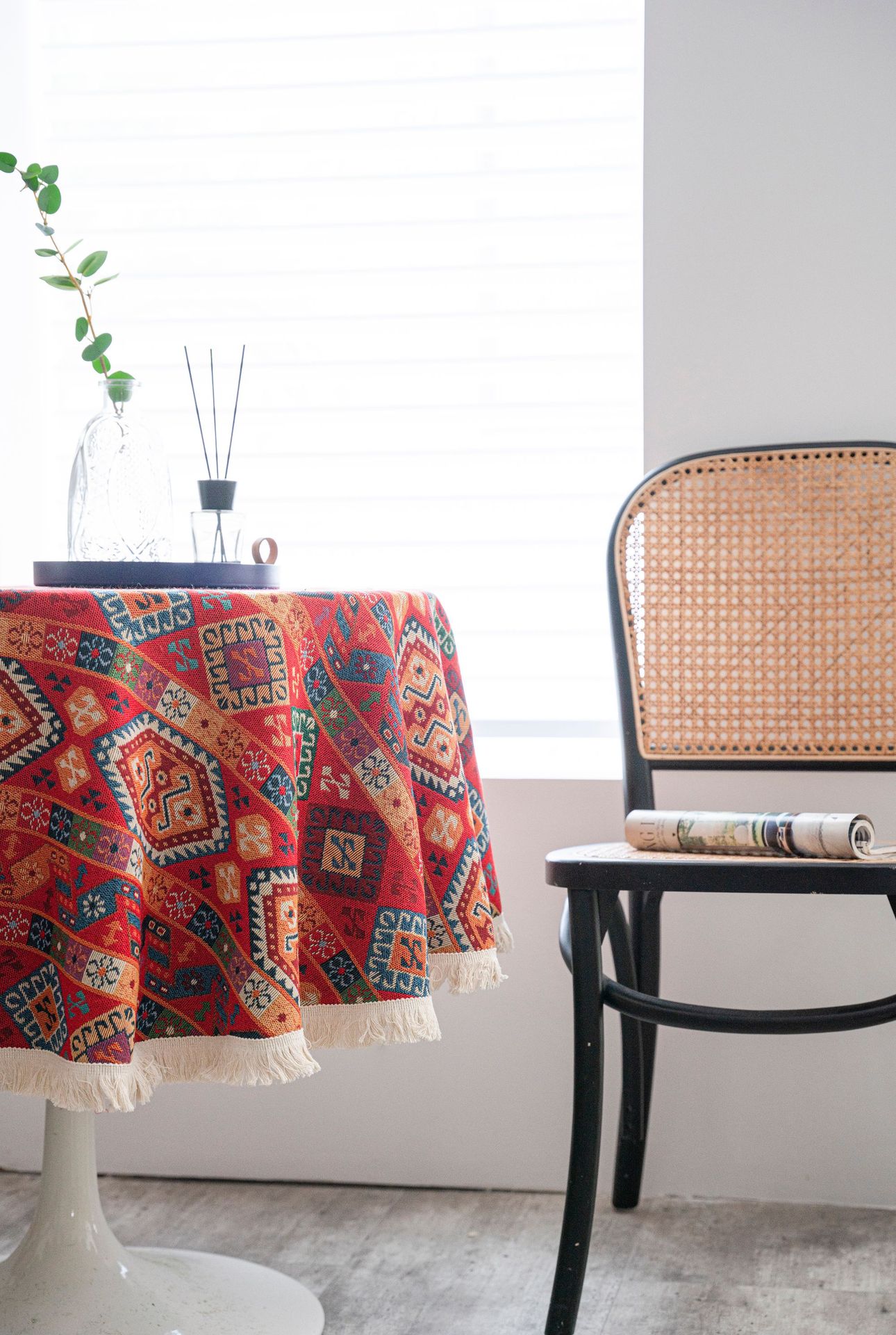 红色徽章+ 白须圆形