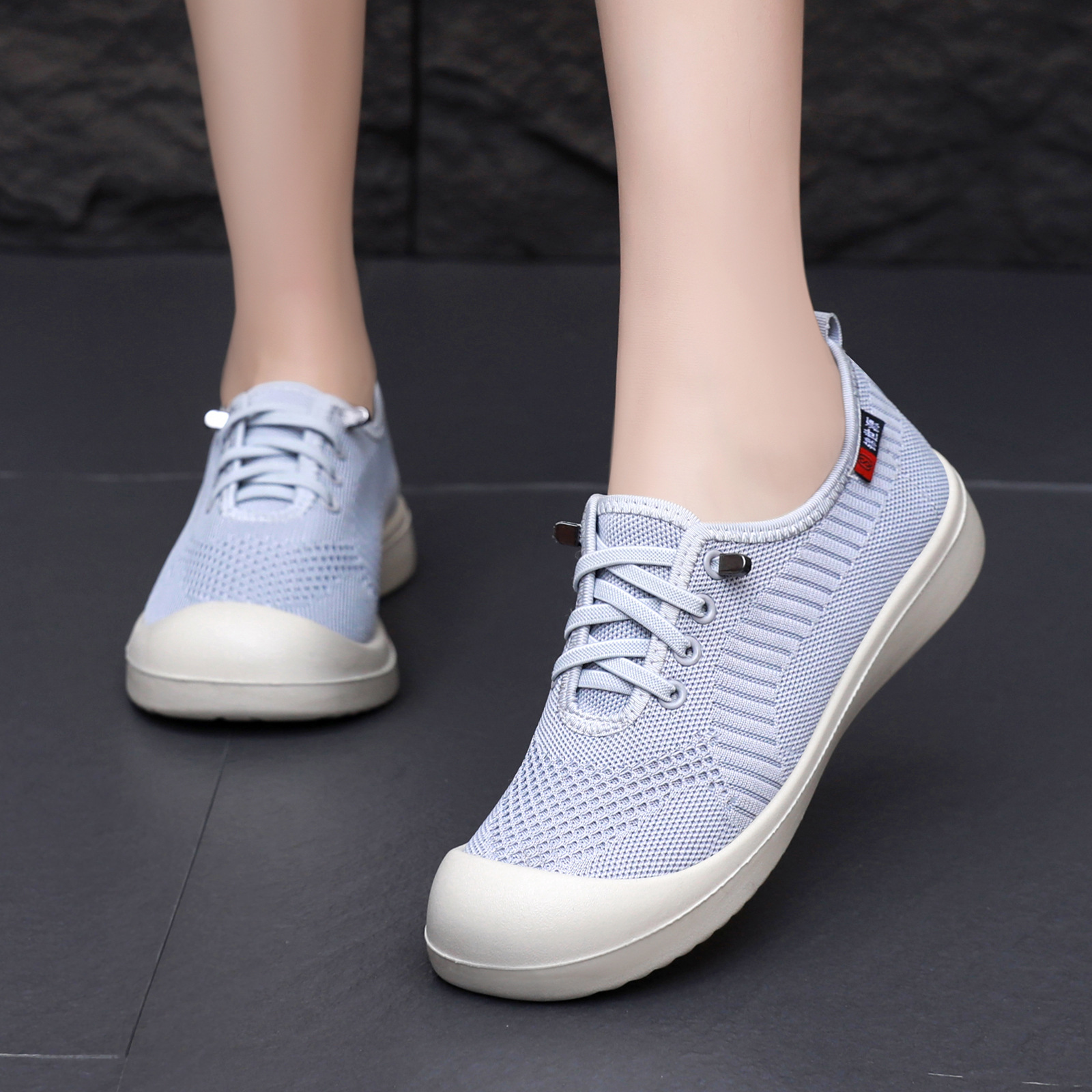 Zapatos de mujer zapatos casuales de primavera zapatos planos ligeros de moda versátil zapatos de madre con suela suave no cansados pies transpirables zapatos de tela única