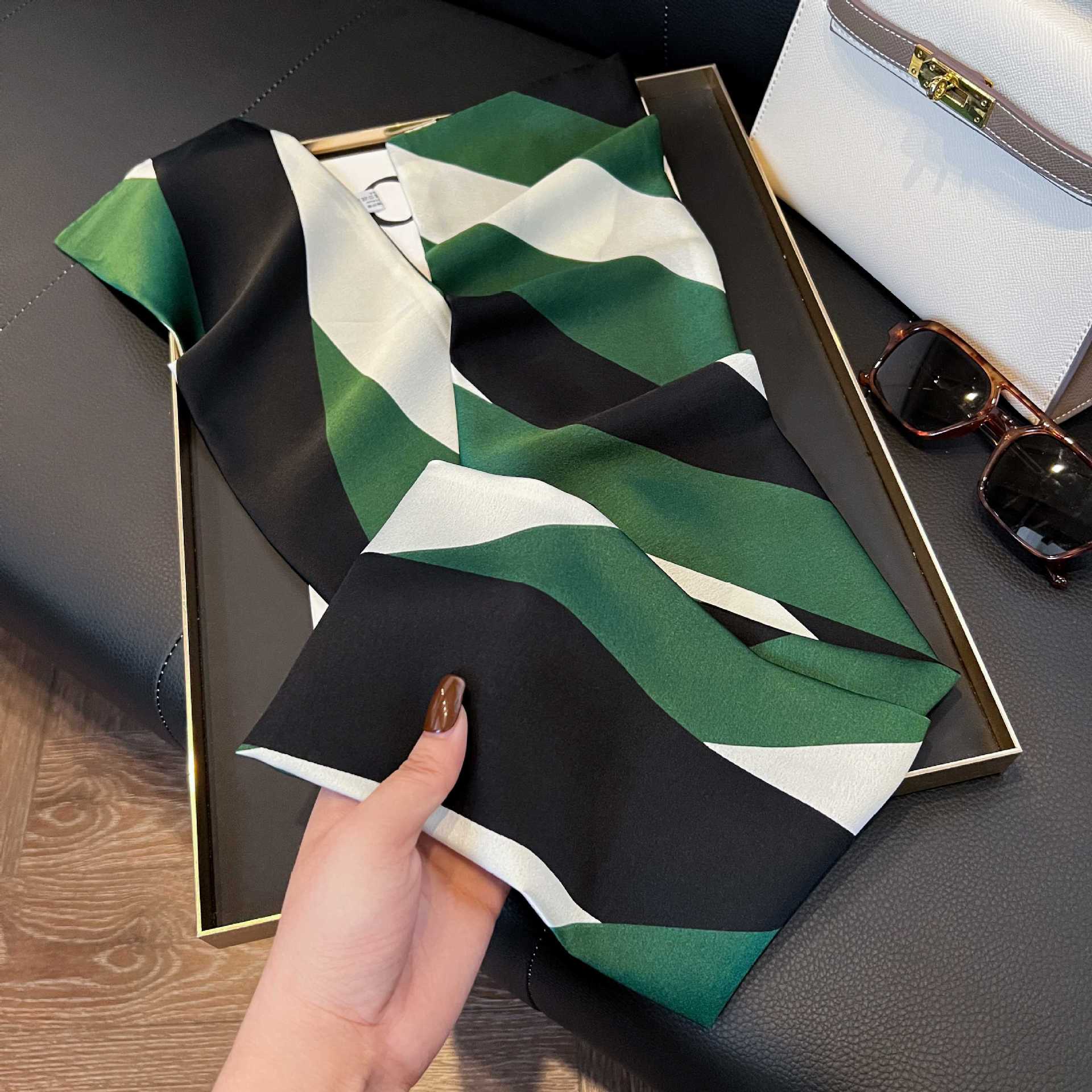 Nueva bufanda de seda pequeña banda larga estrecha para el cabello mujer estilo primavera y otoño moda madre bufanda estilo verano estilo fino serpentina bufanda al por mayor