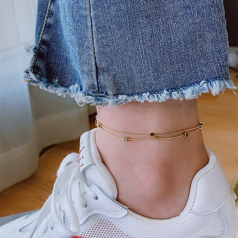 La moda europea y americana cuadrada doble capa no desvanece los accesorios en el nicho de lujo simple y versátil joyas de tobillas