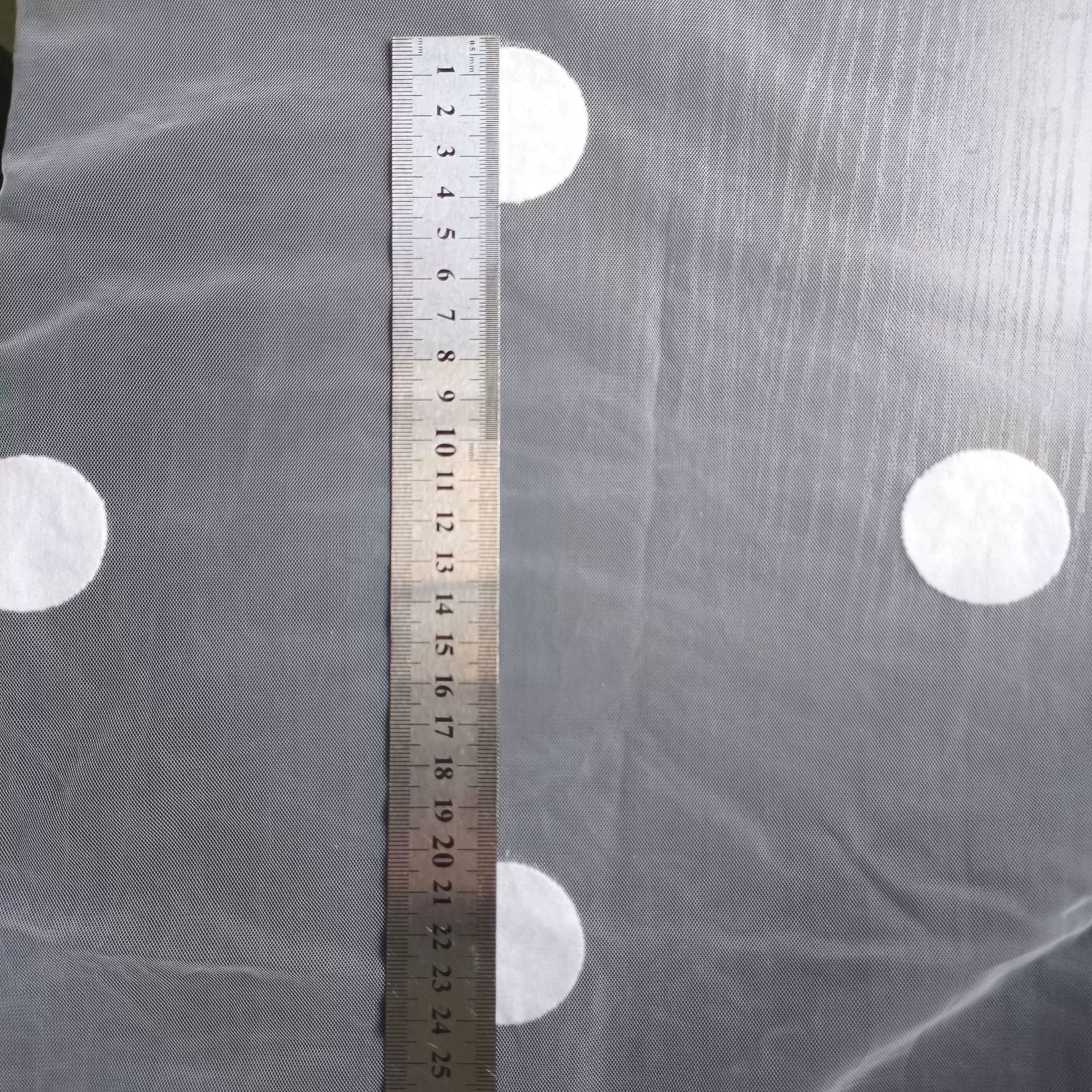 厂家定制特密美国网4公分大圆点植绒瑞士网女装童装植绒网纱面料