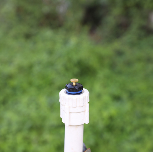 Cuerpo de clavos de cobre 4 puntos de plástico de escritorio centrífugo pulverizador 360 grados jardín césped riego techo enfriamiento pulverizador de polvo