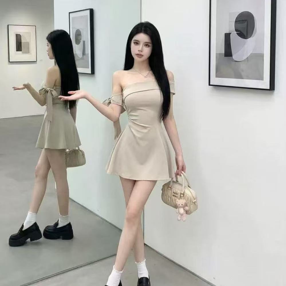 New French-Style Pure and Elegant Solid Color Asymmetrical Neckline Off-Shoulder Dress for Women, Designed with a Waist-Cinching Effect, Stylish Short Dress for Summer
