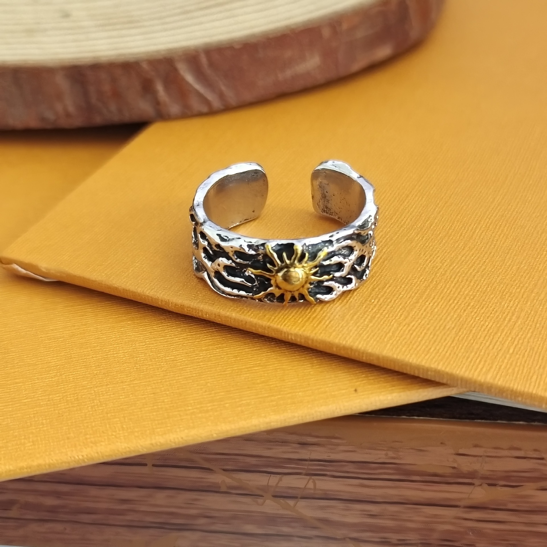 Sun oro anillo de dos tonos