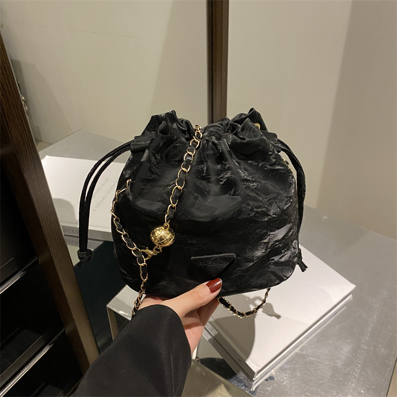 2024 bolsos populares retro bolsos de mujer nueva cadena casual bolsos de mochila de moda cuero suave bolsos de cubo de mujer gran capacidad