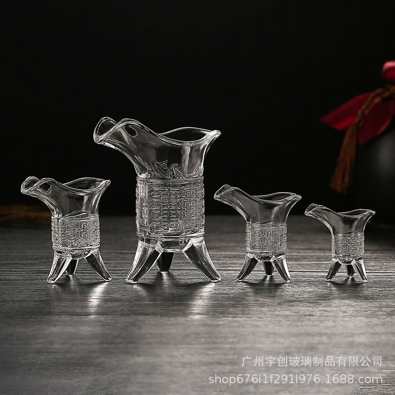 Taza de licor conjunto de licor divididor de vidrio creativo al por mayor grueso taza de licor pequeña copa imperial antigua taza de tres patas