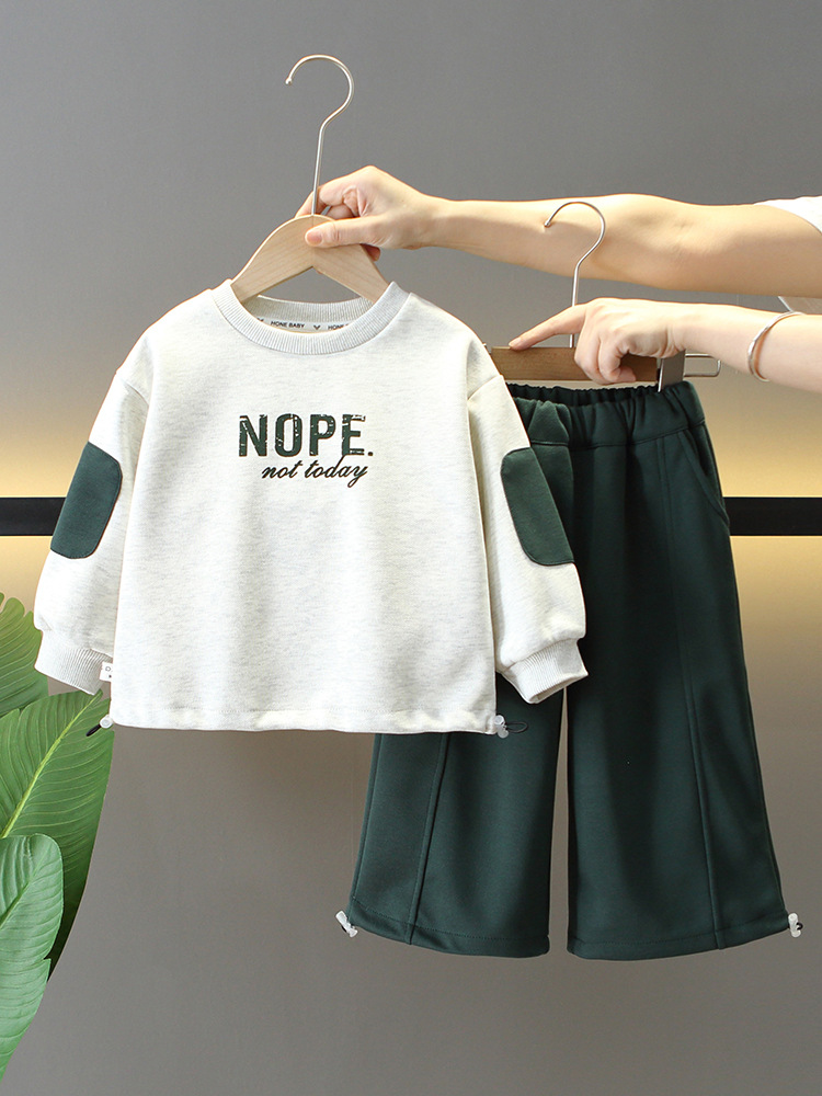 6165 Traje de primavera y otoño para niños 2025 nuevo estilo estilo occidental suéter para niños de dos piezas bebé deportes y ocio para niños