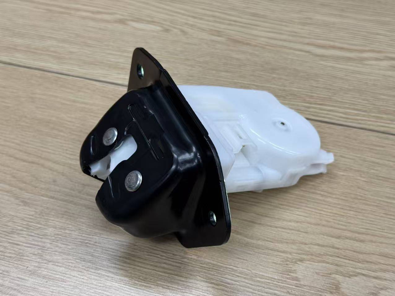 Suitable for Nissan/Infiniti models, the tailgate lock mechanism part number is 90502-CA00C/EN00A