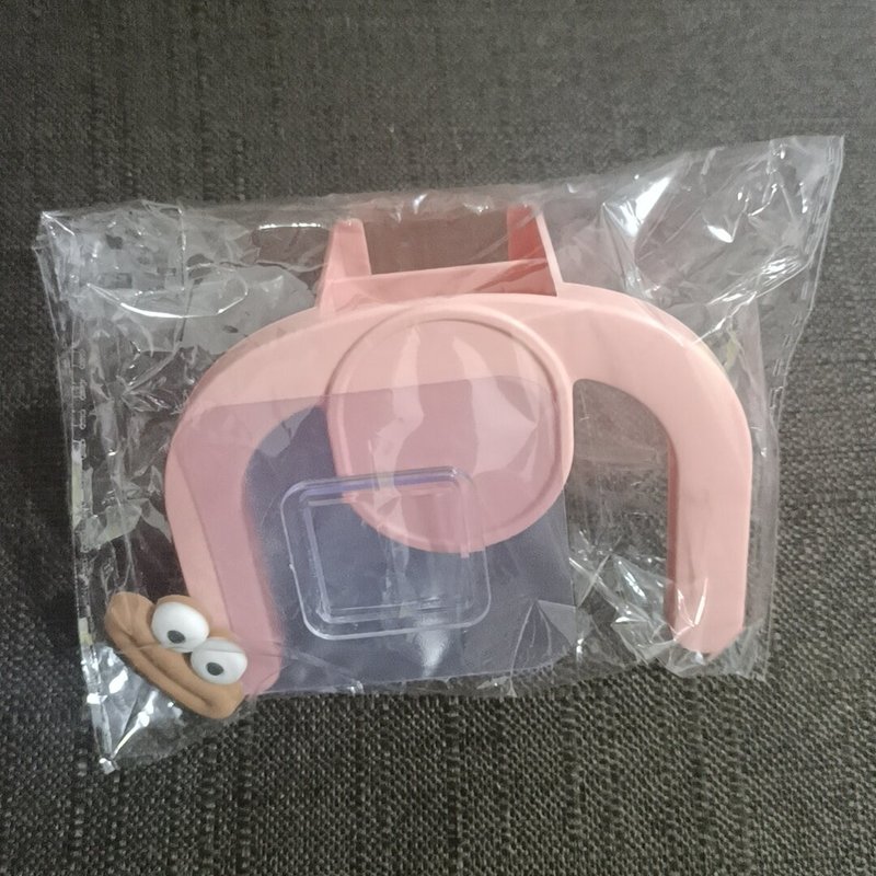 浴室の靴棚の壁にスリッパを掛けて、水を切ってフックします。穴を開けないでください。トイレに靴を掛けます。|undefined