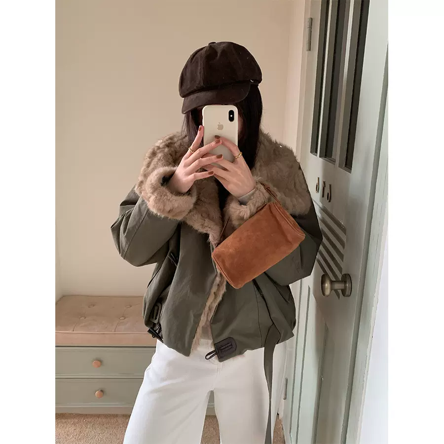 黄峥轻奢翻领羊羔毛派克外套女冬季保暖短款气质牛角扣大衣541176