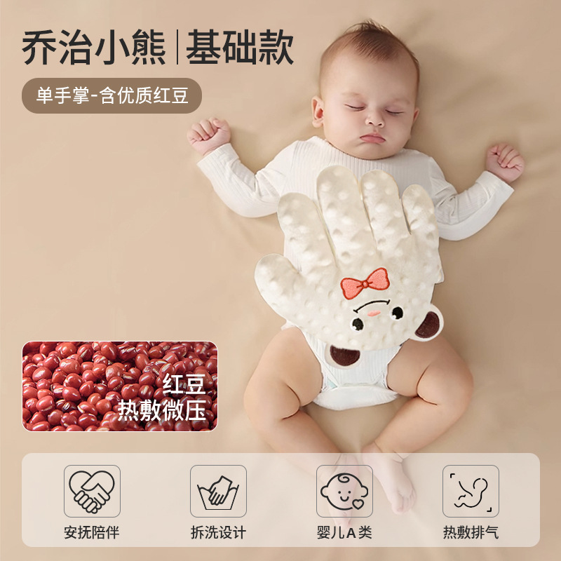 Bebé acariciando el sueño, tranquilizando las palmas, persuadiendo al bebé para que duerma, el bebé se acuesta, persuade al bebé para que se duerma y duerma, bofetada en febrero