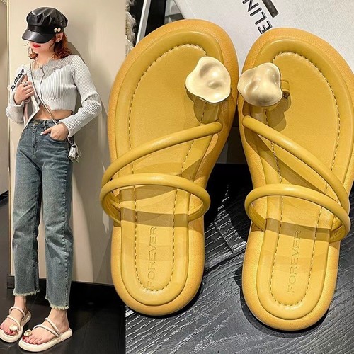 Niche Fashion Fairy-Style Open-Toe Slippers for Outdoor Wear — Summer Flat-Heeled Flip-Flops with Clip-toe Design, Women's Style