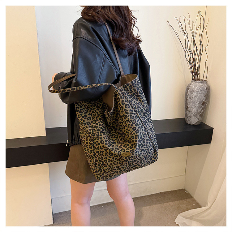 Doppelseitige Canvas-Tragetasche mit Leopardenmuster, große Kapazität, Damen-Umhängetasche im College-Stil, lässige Handtasche im City-Stil, Pendler-Tasche – Detail 40