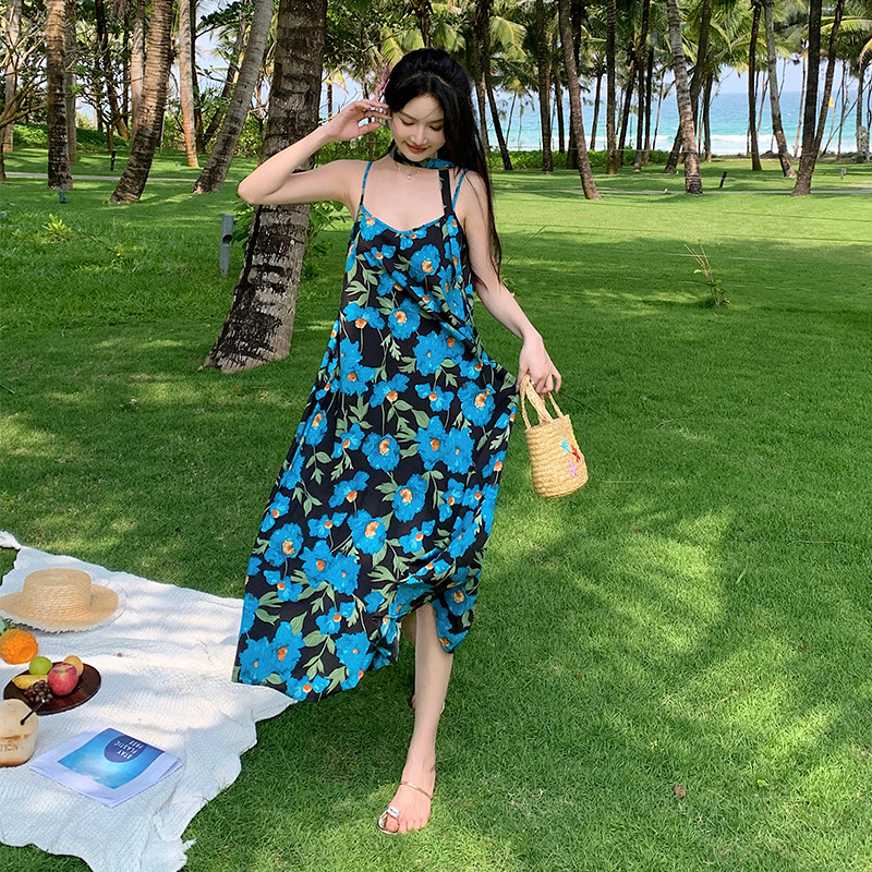 2024夏季新款海边度假长款吊带连衣裙高级感蓝色大碎花沙滩裙子女