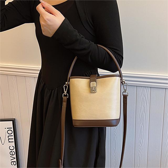 Bolsa de mano coreana de nicho universal, dama 2024 nuevo bolso de hombro, bolso de cubo de moda de alta calidad