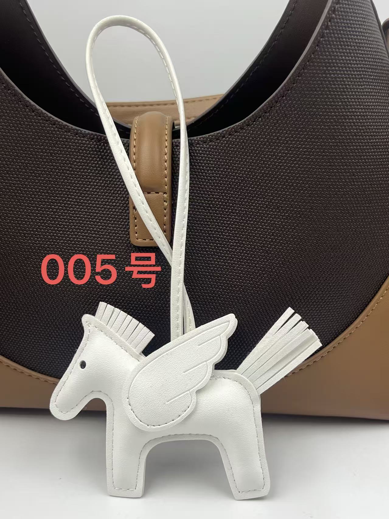 Colgante de bolsos Pegasus Mini Colgante de bolsos de estilo simple llaver de cuero image 11