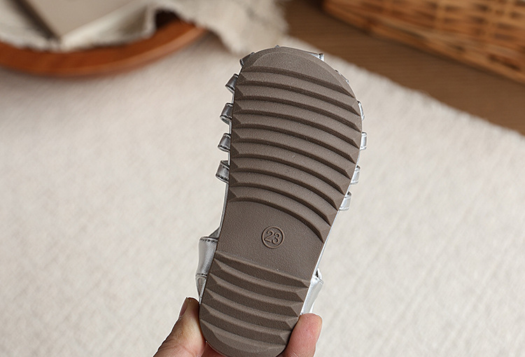 Flicksandaler med stängd tå som andas för sommar och strand_voghion.com