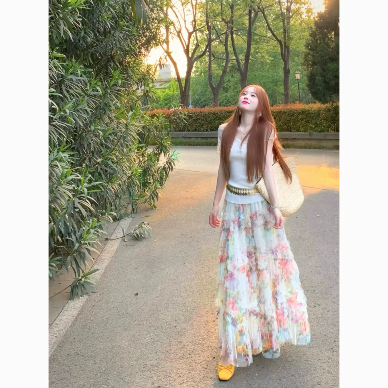 Красивый летний маленький женский костюм, новая футболка с короткими рукавами, облегающая талию, прочная юбка с цветочным принтом, комплект из двух предметов.