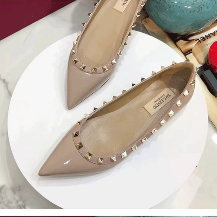 Женские туфли-лодочки с острым носком во французском стиле, новые летние вечерние туфли из лакированной кожи с заклепками на мягкой подошве на плоской подошве.