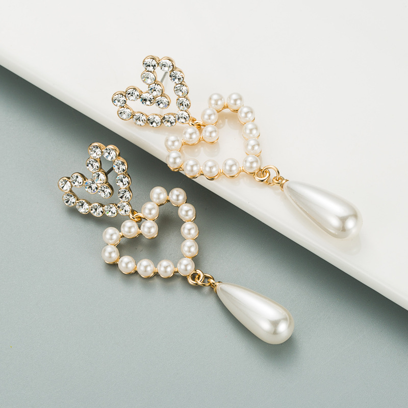 Fashion Pearl Diamond Heart-shaped Earrings display picture 2