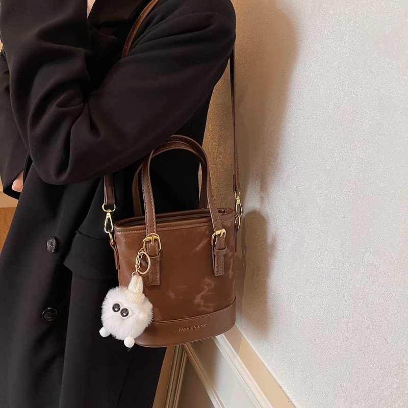 Retro alta sensación de bolso de cubo de mano mujer 2025 nuevo estilo de moda bolsa de hombro casual bolsa de tendencia universal mochila